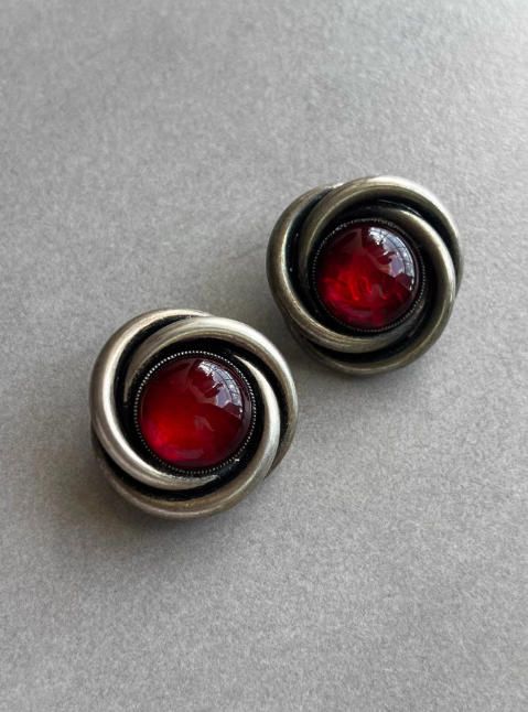 Pendientes elegantes con piedra roja y plata