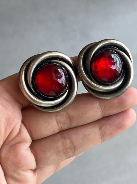 Pendientes elegantes con piedra roja y plata