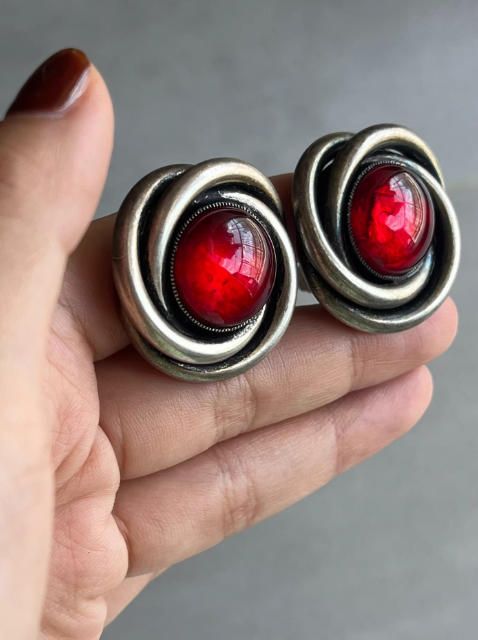 Pendientes elegantes con piedra roja y plata