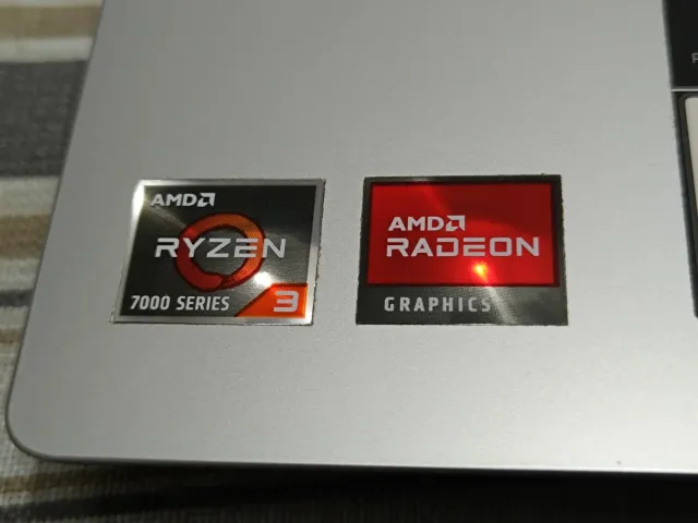 Portátil Lenovo Ryzen 3 Serie 7000