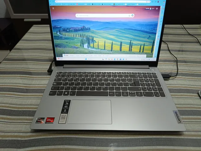 Portátil Lenovo Ryzen 3 Serie 7000