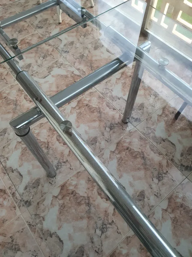 Mesa de metal y cristal extensible