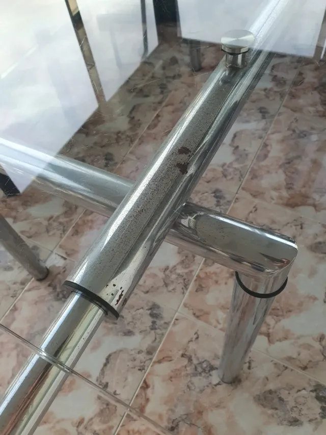 Mesa de metal y cristal extensible