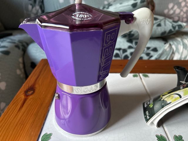 Tetera de hierro fundido negra y cafetera morada