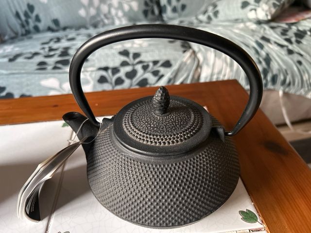 Tetera de hierro fundido negra y cafetera morada