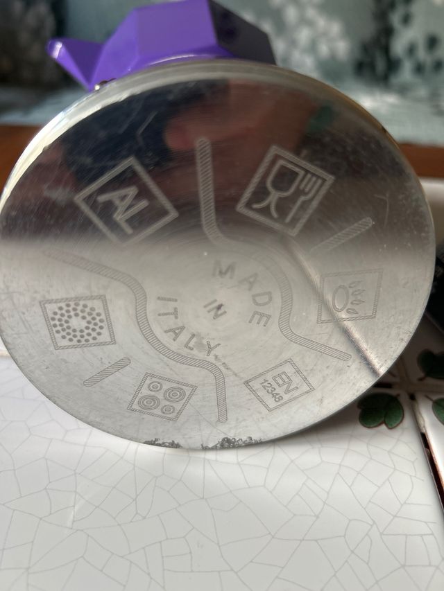 Tetera de hierro fundido negra y cafetera morada