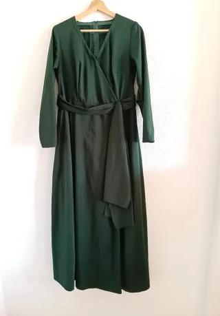 Vestido largo verde oscuro cruzado con cinturón.
