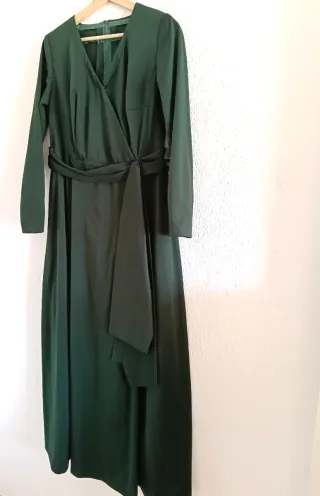 Vestido largo verde oscuro cruzado con cinturón.