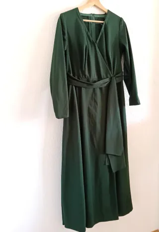 Vestido largo verde oscuro cruzado con cinturón.