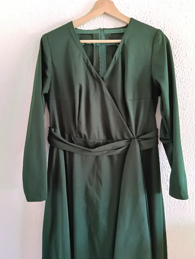Vestido largo verde oscuro cruzado con cinturón.