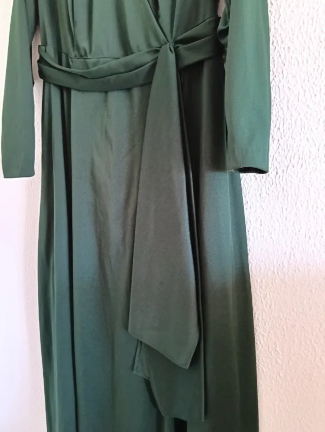 Vestido largo verde oscuro cruzado con cinturón.