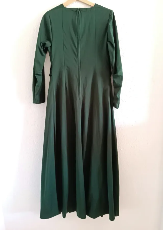 Vestido largo verde oscuro cruzado con cinturón.