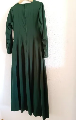 Vestido largo verde oscuro cruzado con cinturón.
