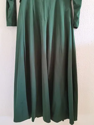 Vestido largo verde oscuro cruzado con cinturón.