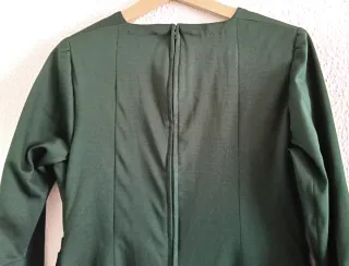 Vestido largo verde oscuro cruzado con cinturón.