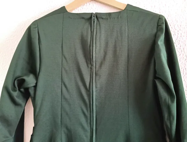 Vestido largo verde oscuro cruzado con cinturón.