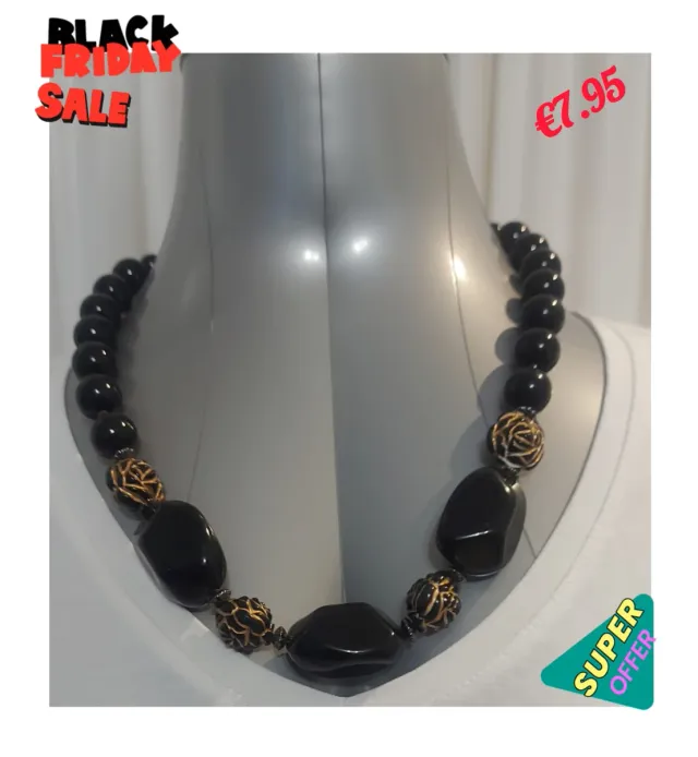 Collar negro y dorado