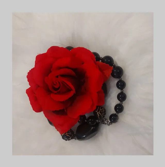 Collar negro y dorado