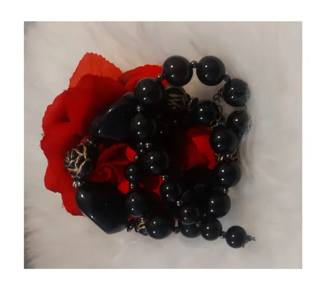 Collar negro y dorado