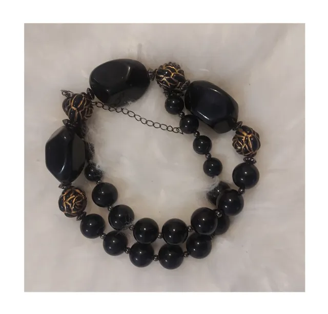 Collar negro y dorado