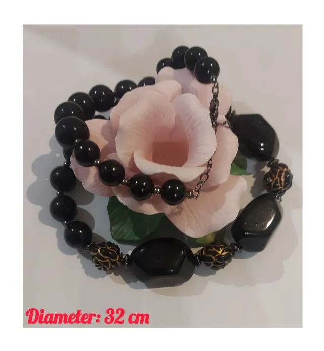 Collar negro y dorado