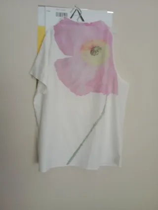 Blusa blanca con  flor rosa y otra verde azulado