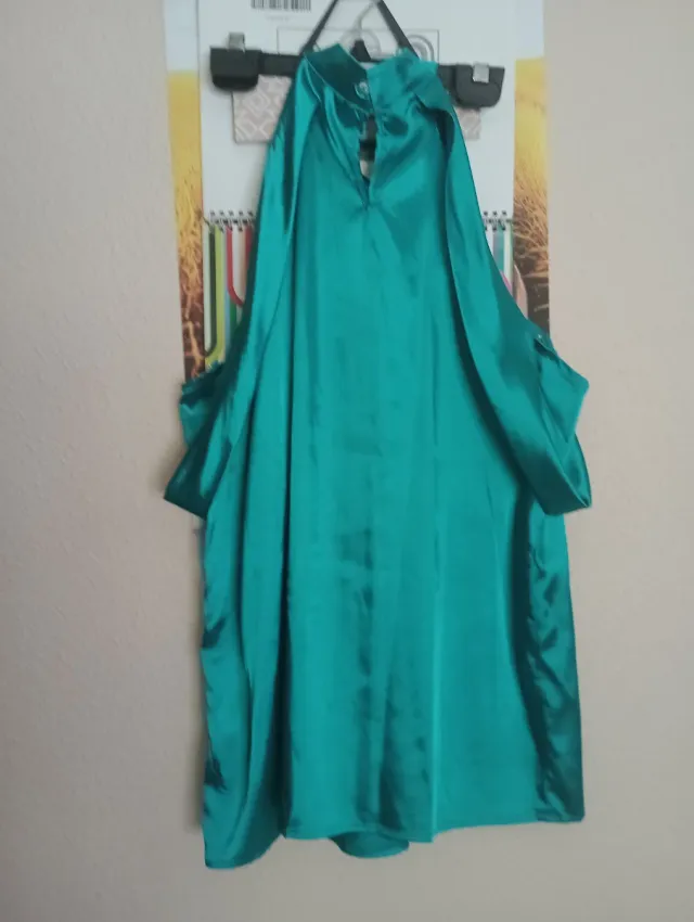 Blusa blanca con  flor rosa y otra verde azulado