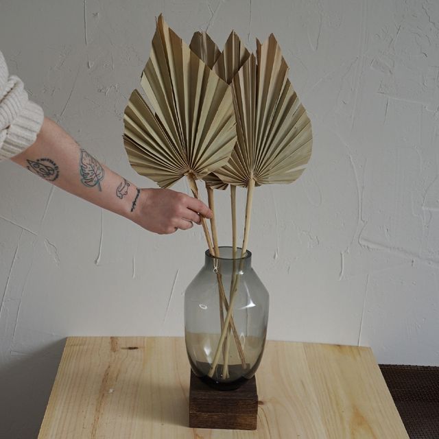 Jarro de vidro com base de madeira