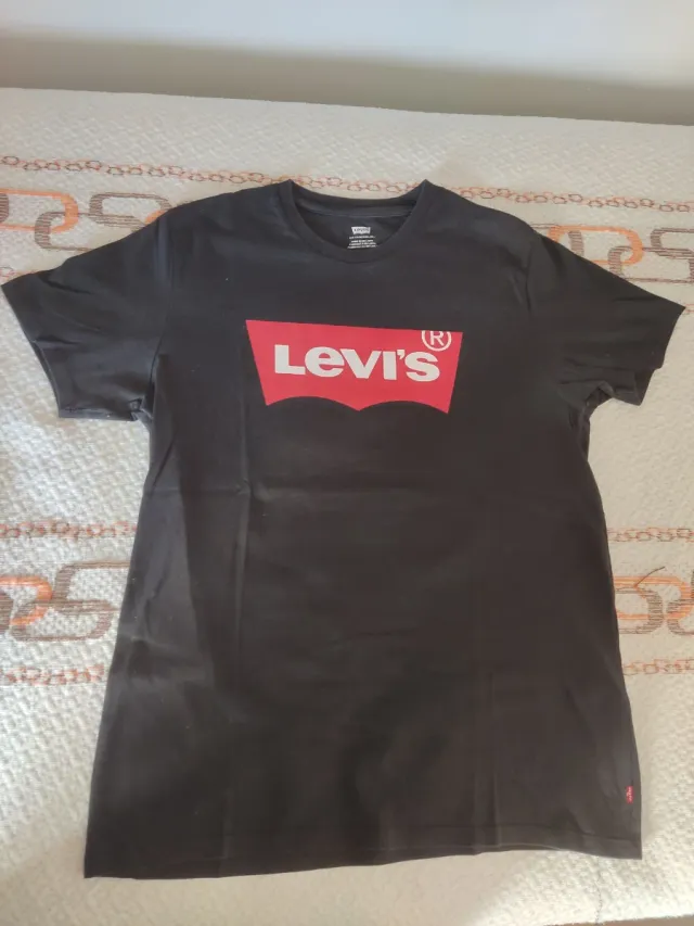 Camiseta Levi's Negra Logo Rojo