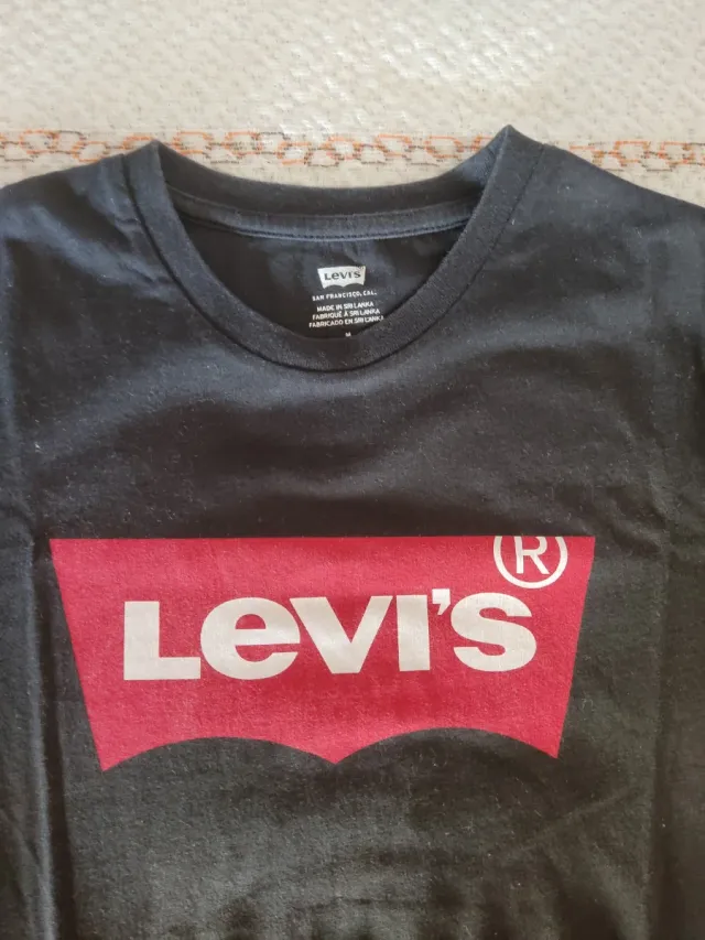Camiseta Levi's Negra Logo Rojo