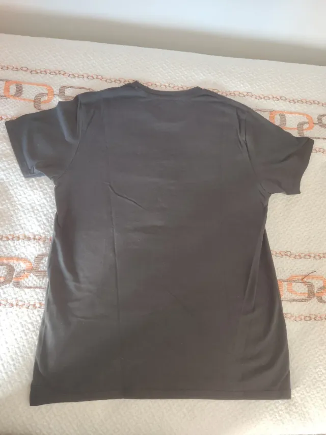 Camiseta Levi's Negra Logo Rojo