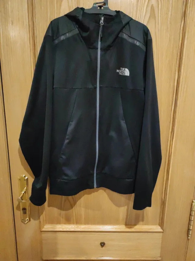 Chaqueta The North Face Negra con Capucha