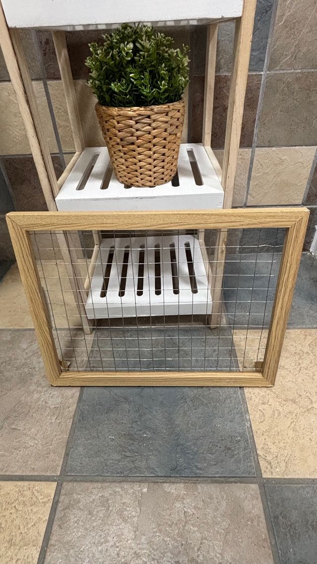 Estantería de madera con rejillas