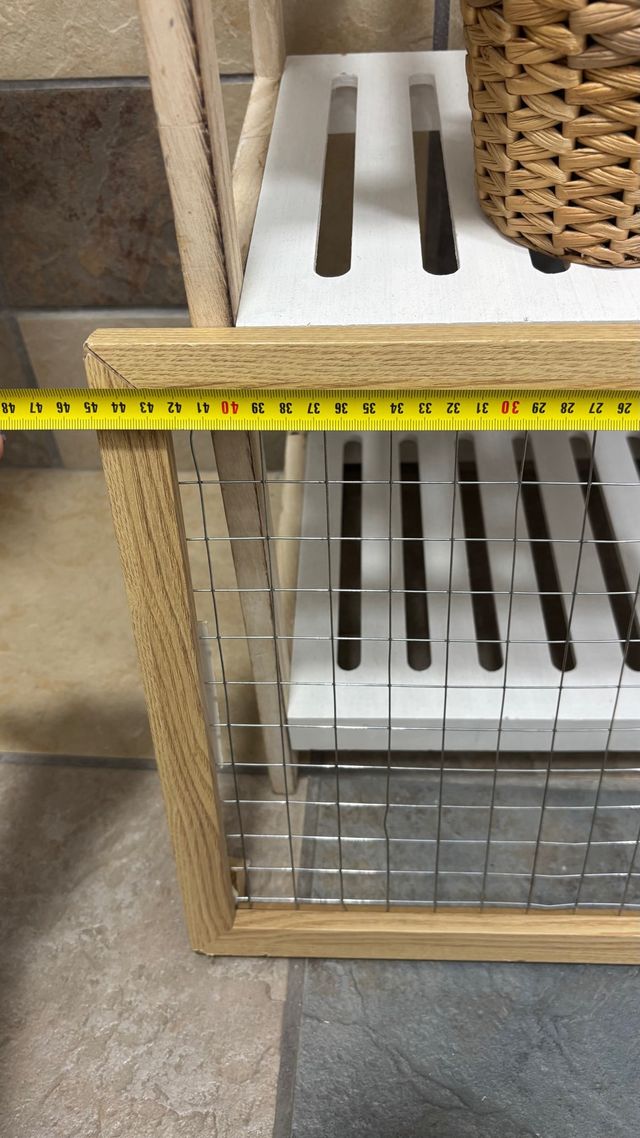 Estantería de madera con rejillas