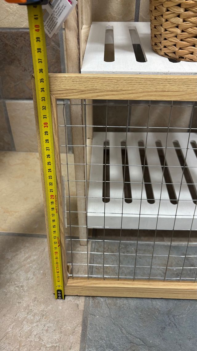 Estantería de madera con rejillas