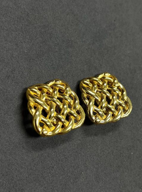 Pendientes dorados elegantes