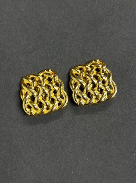 Pendientes dorados elegantes