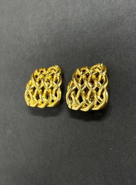 Pendientes dorados elegantes
