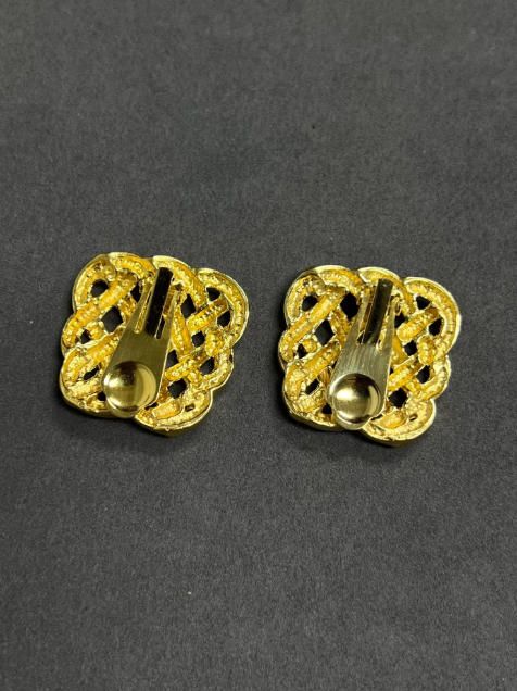 Pendientes dorados elegantes