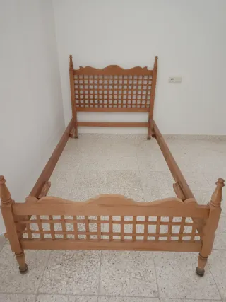 Cama de madera, somier pikolin y colchón.