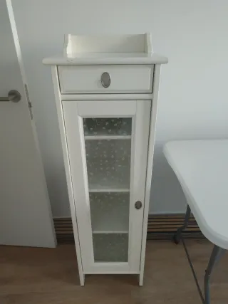 Columna de baño blanca con puerta de cristal