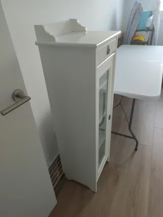 Columna de baño blanca con puerta de cristal