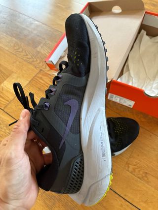 Nike Air Zoom Vomero 5 Negro/Morado.