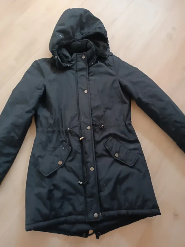 Abrigo de mujer negro con capucha