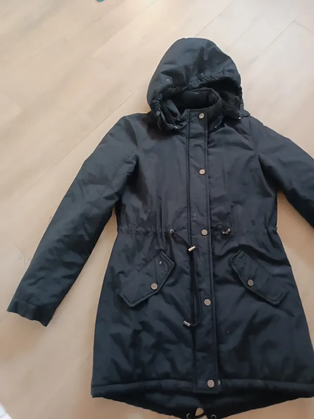 Abrigo de mujer negro con capucha