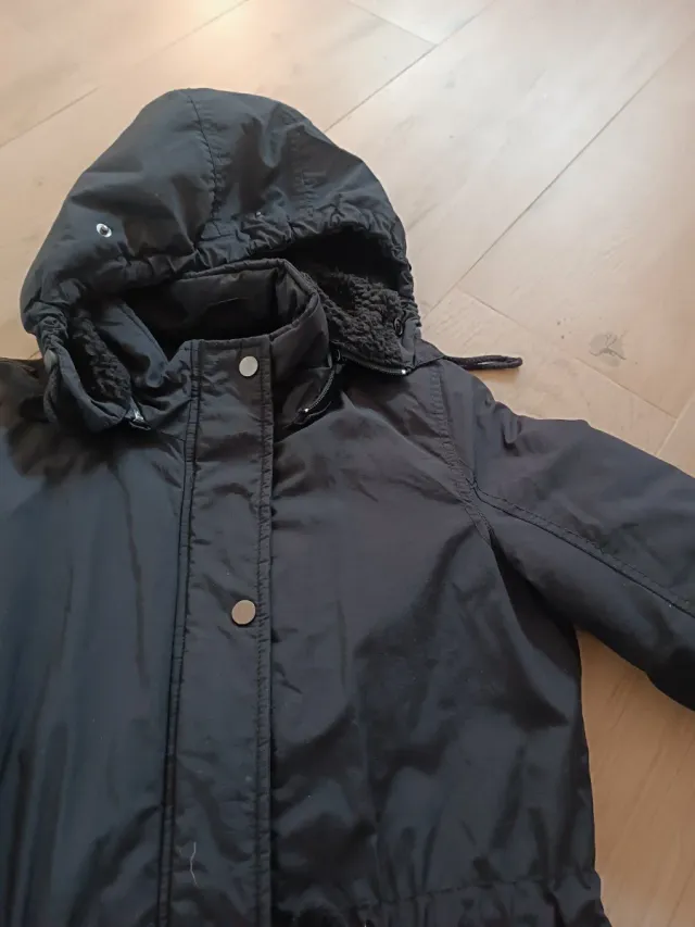 Abrigo de mujer negro con capucha