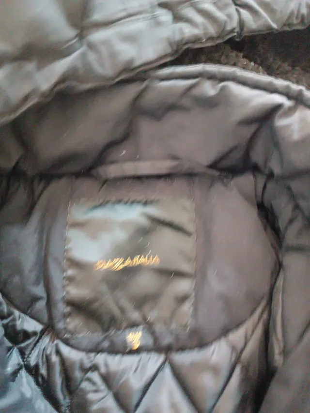 Abrigo de mujer negro con capucha