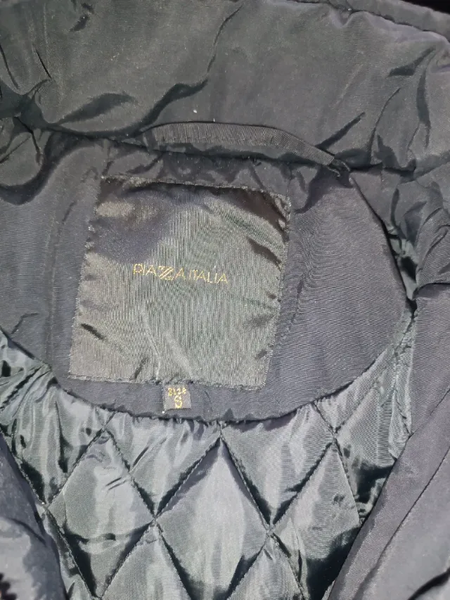 Abrigo de mujer negro con capucha