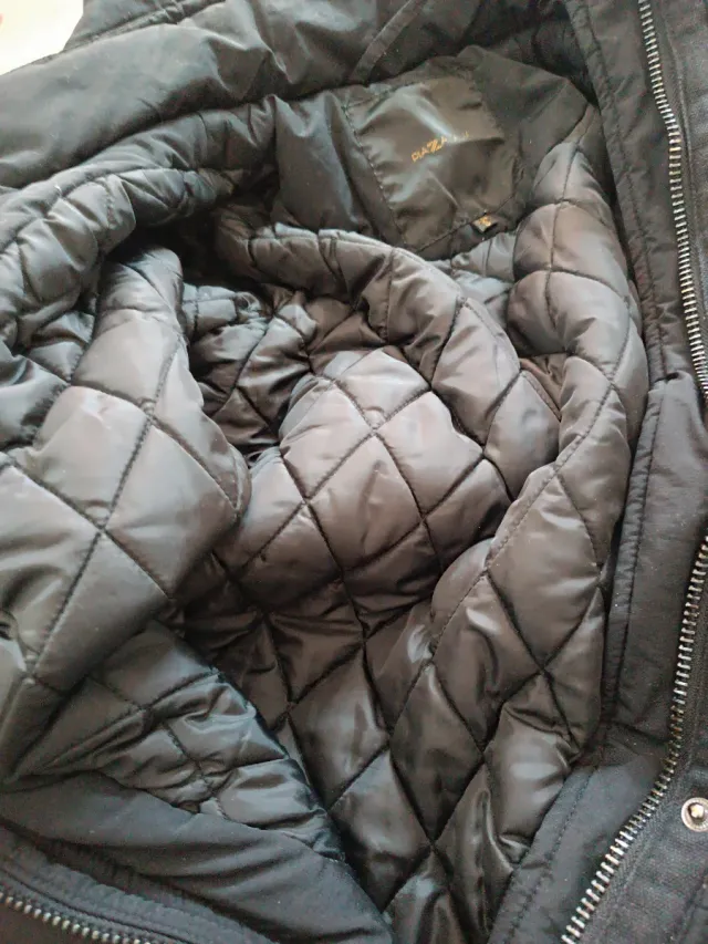 Abrigo de mujer negro con capucha