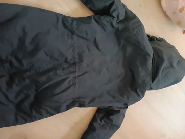 Abrigo de mujer negro con capucha